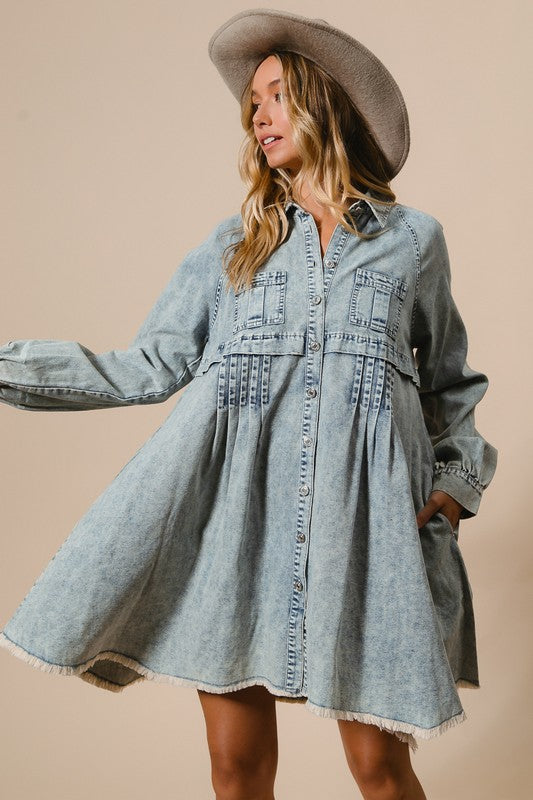 "Kvinnors ljus denim knappklänning, avslappnad passform, tidlös stil, mjukt material, idealisk för vardag och fest."