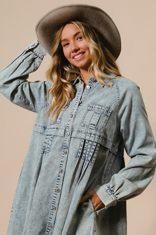 "Kvinnors ljus denim knappklänning, avslappnad passform, tidlös stil, mjukt material, idealisk för vardag och fest."