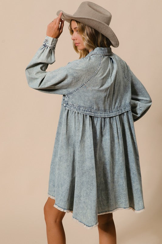 "Kvinnors ljus denim knappklänning, avslappnad passform, tidlös stil, mjukt material, idealisk för vardag och fest."