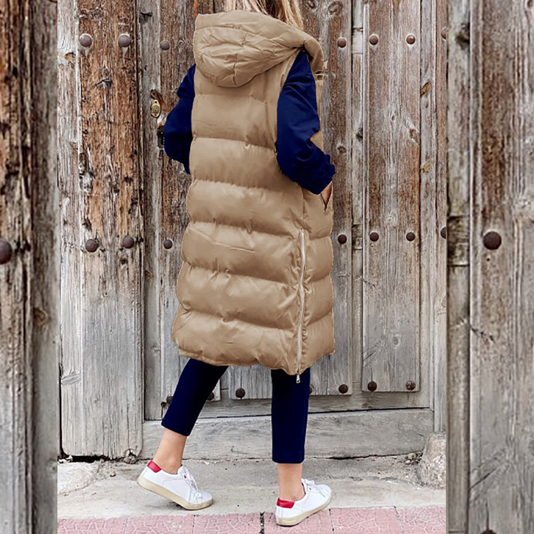 "Kvinnors ljusbrun ärmlös vinterjacka med huva; modern design, slitstark tyg, stiliga fickor för vintermode."
