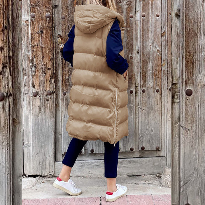 "Kvinnors ljusbrun ärmlös vinterjacka med huva; modern design, slitstark tyg, stiliga fickor för vintermode."