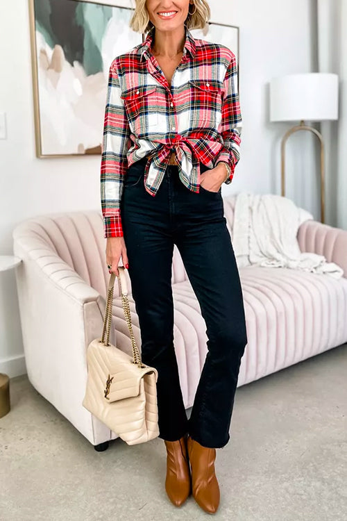 "Kvinnors långärmad blusskjorta med rutig design, button down, klassisk stil, mjukt material för vardag och fest."