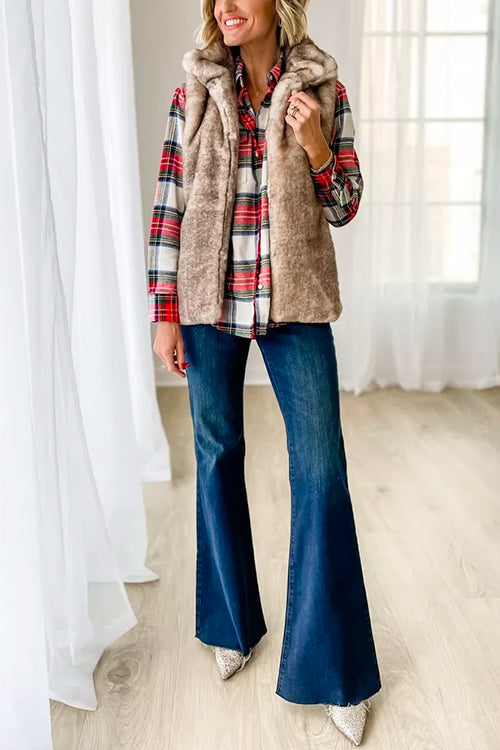"Kvinnors långärmad blusskjorta med rutig design, button down, klassisk stil, mjukt material för vardag och fest."