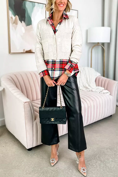 "Kvinnors långärmad blusskjorta med rutig design, button down, klassisk stil, mjukt material för vardag och fest."