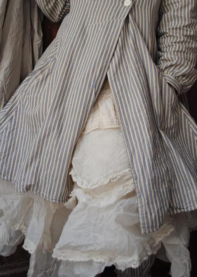 Kvinnors långärmad bomullsrock, randiga knappfickor, sofistikerad look, perfekt för lager-på-lager stil.