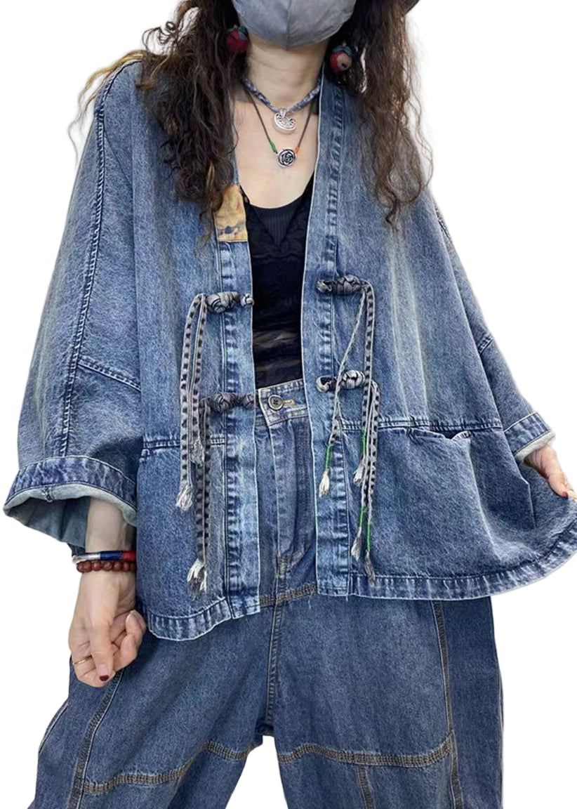 Kvinnors långärmad denimjacka med V-ringning och patchwork, unik design och lös passform för ledig men sofistikerad stil.