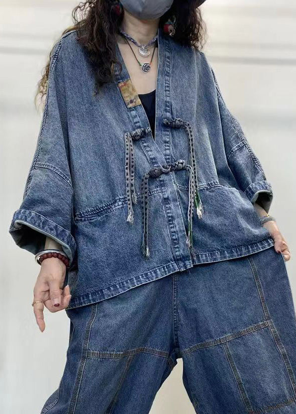 Kvinnors långärmad denimjacka med V-ringning och patchwork, unik design och lös passform för ledig men sofistikerad stil.
