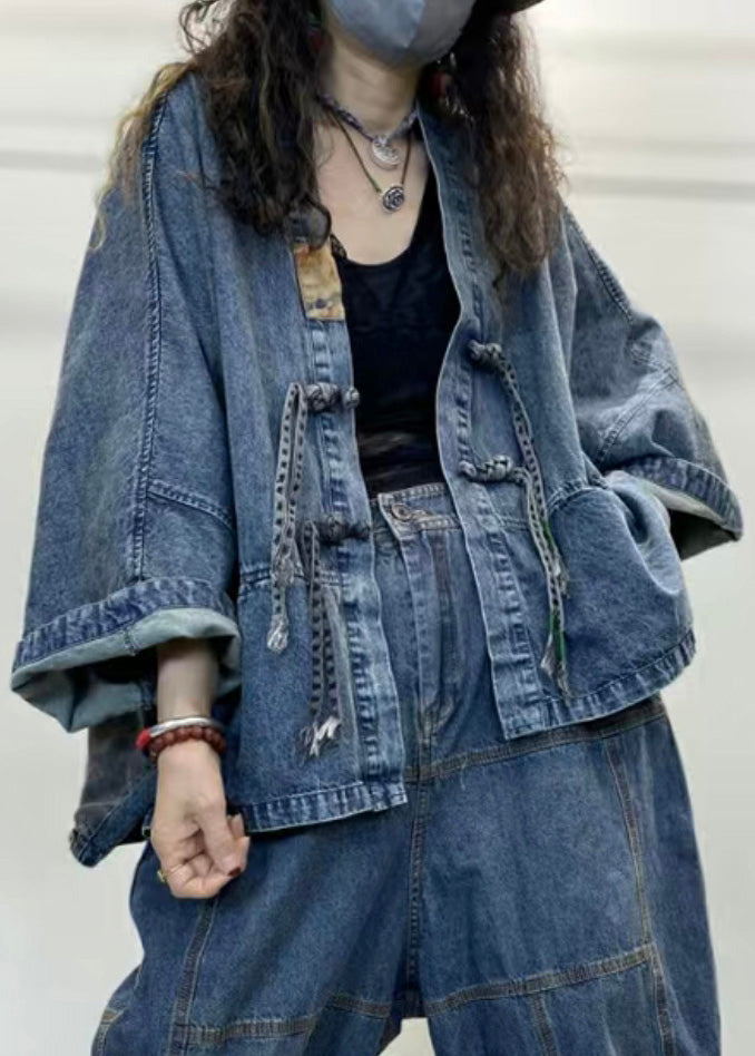 Kvinnors långärmad denimjacka med V-ringning och patchwork, unik design och lös passform för ledig men sofistikerad stil.