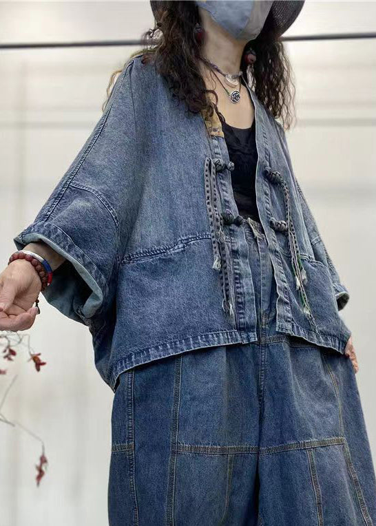 Kvinnors långärmad denimjacka med V-ringning och patchwork, unik design och lös passform för ledig men sofistikerad stil.