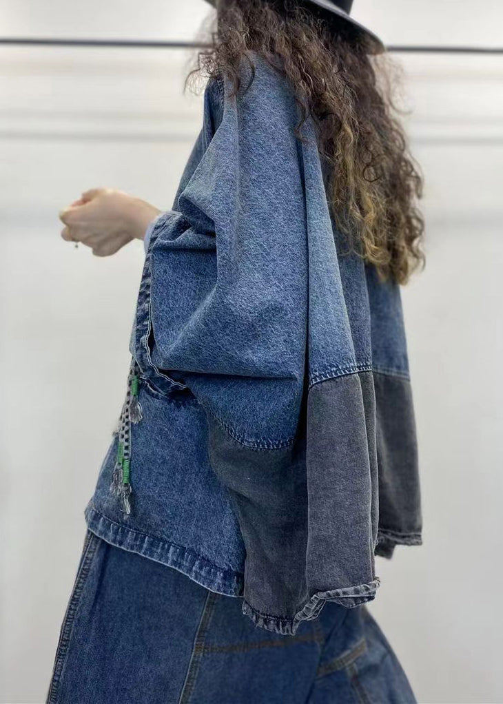Kvinnors långärmad denimjacka med V-ringning och patchwork, unik design och lös passform för ledig men sofistikerad stil.