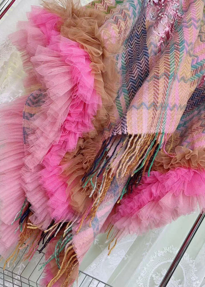 "Kvinnors långärmad klänning med patchwork och tylldetaljer, fram- och baksida, elegant och avslappnad design."