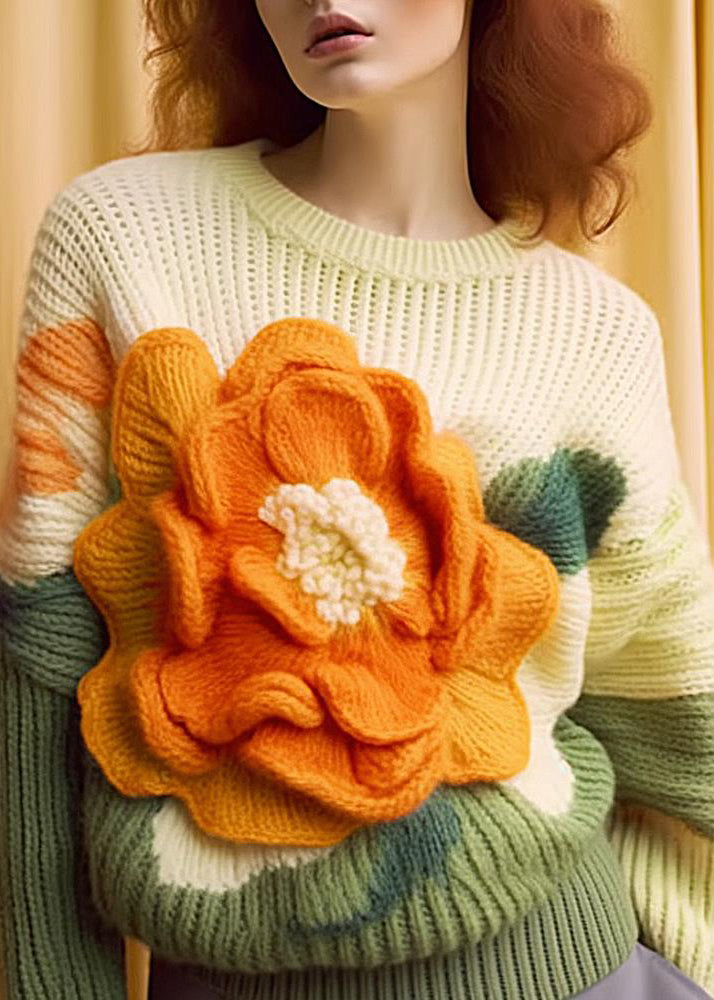 "Kvinnors långärmad topp i mjukt tyg med o-hals och livligt blommönster, perfekt för vardag och friluftstid."