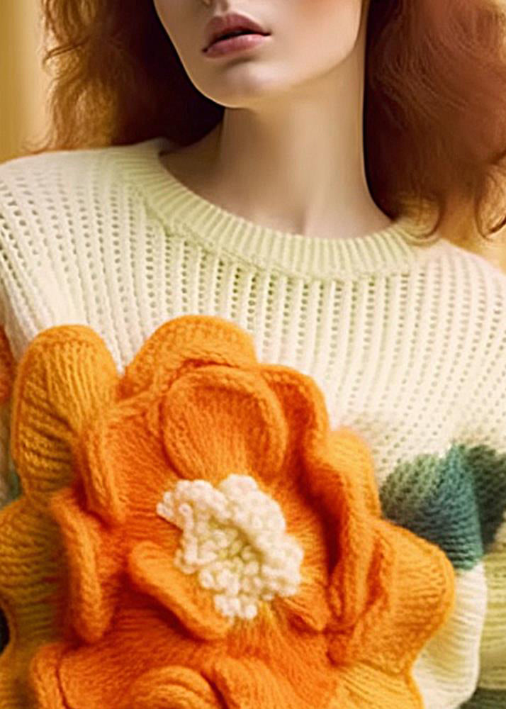 "Kvinnors långärmad topp i mjukt tyg med o-hals och livligt blommönster, perfekt för vardag och friluftstid."