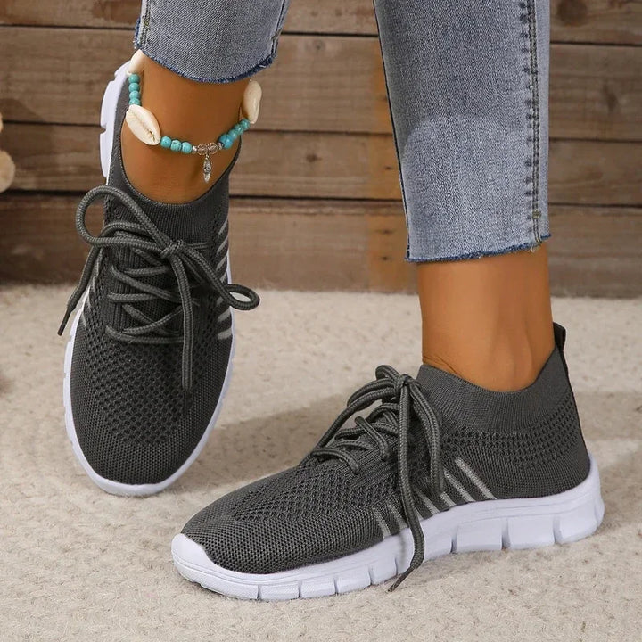 Kvinnors lätta mesh sneakers för sommar, andningsbart material, modern design, perfekt för soliga dagar och fritid.