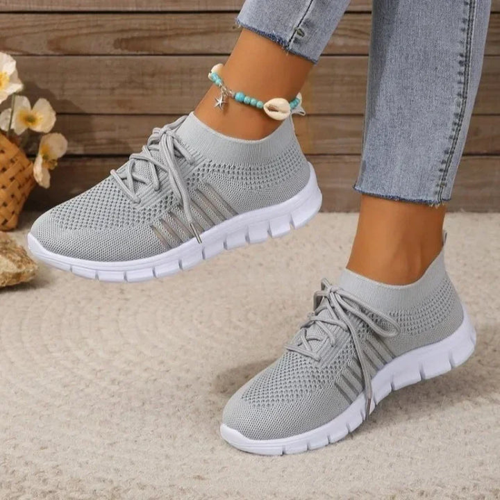 Kvinnors lätta mesh sneakers för sommar, andningsbart material, modern design, perfekt för soliga dagar och fritid.