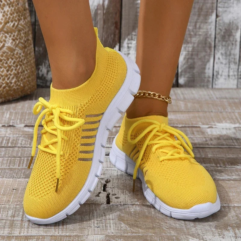 Kvinnors lätta mesh sneakers för sommar, andningsbart material, modern design, perfekt för soliga dagar och fritid.