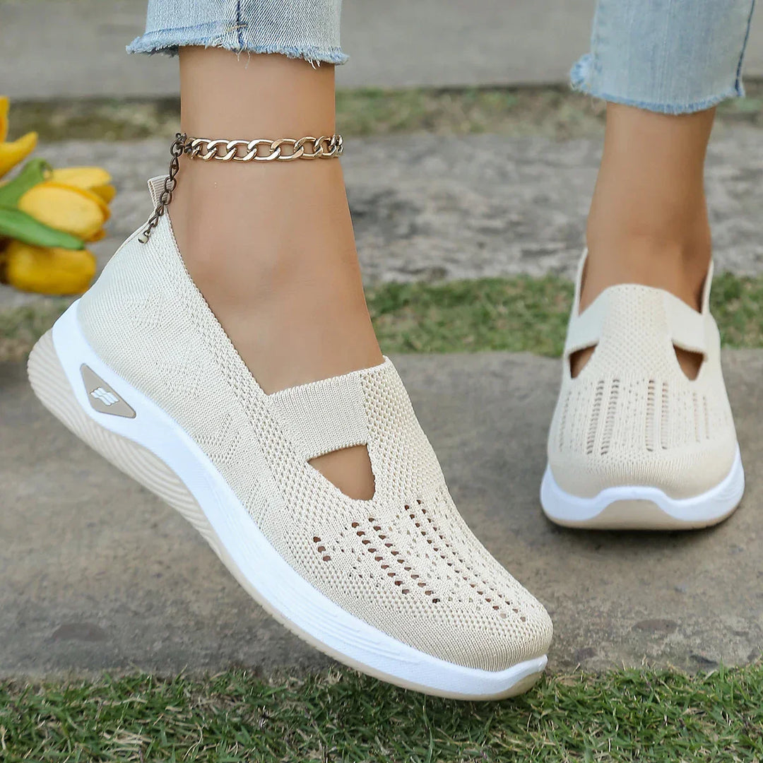"Kvinnors lätta textilsneakers i beige. Stilren, bekväm design perfekt för alla säsonger och outfits."