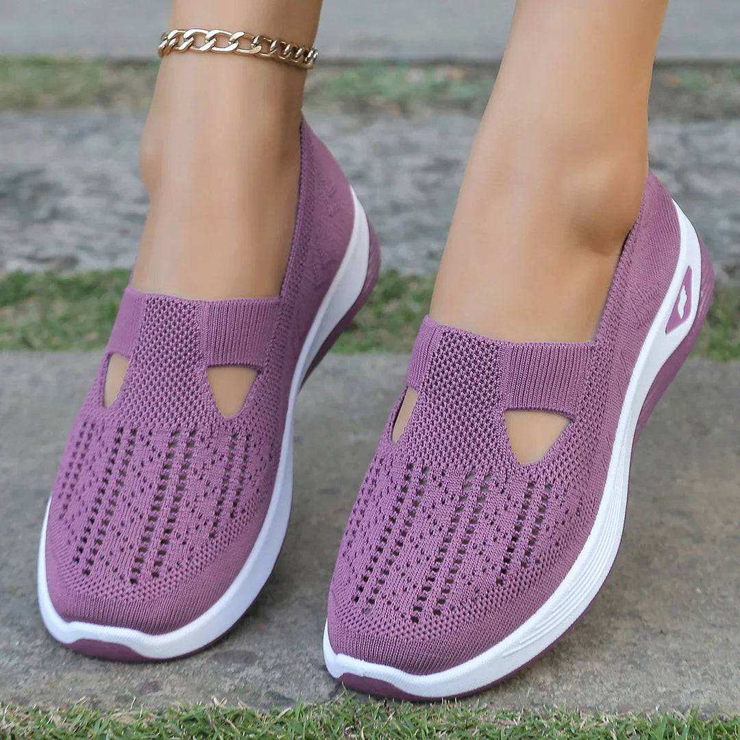 "Kvinnors lätta textilsneakers i beige. Stilren, bekväm design perfekt för alla säsonger och outfits."