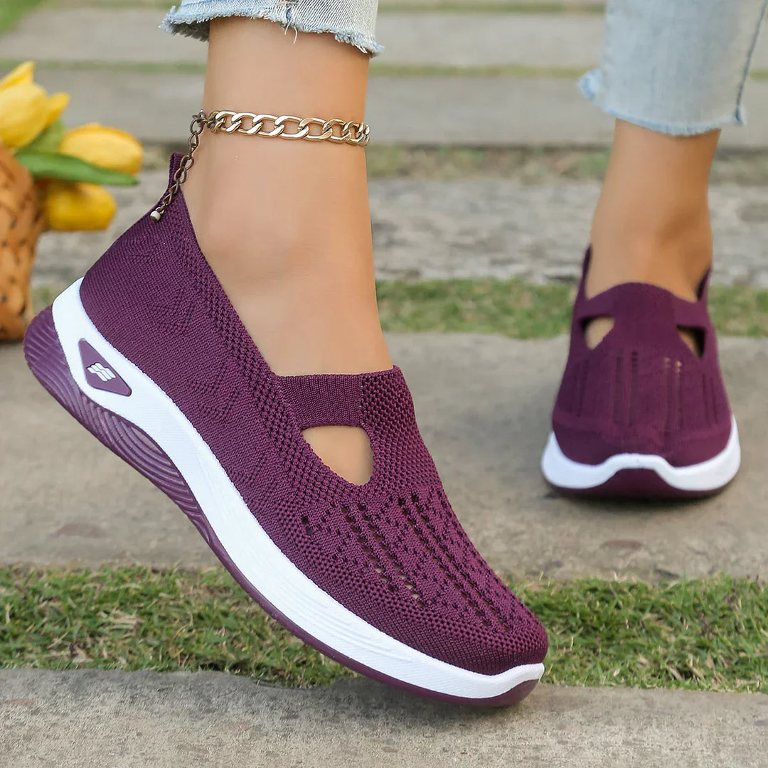 "Kvinnors lätta textilsneakers i beige. Stilren, bekväm design perfekt för alla säsonger och outfits."