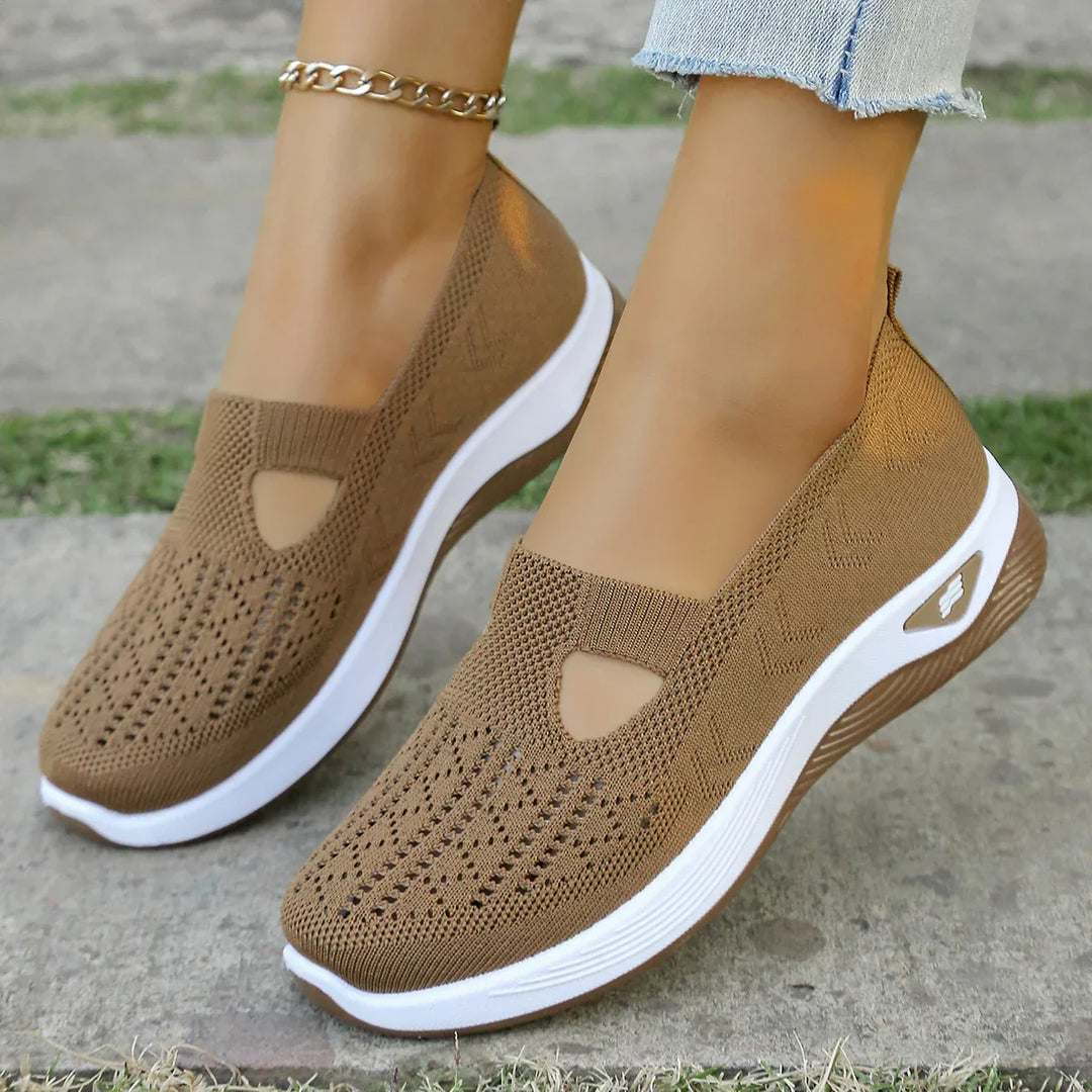 "Kvinnors lätta textilsneakers i beige. Stilren, bekväm design perfekt för alla säsonger och outfits."