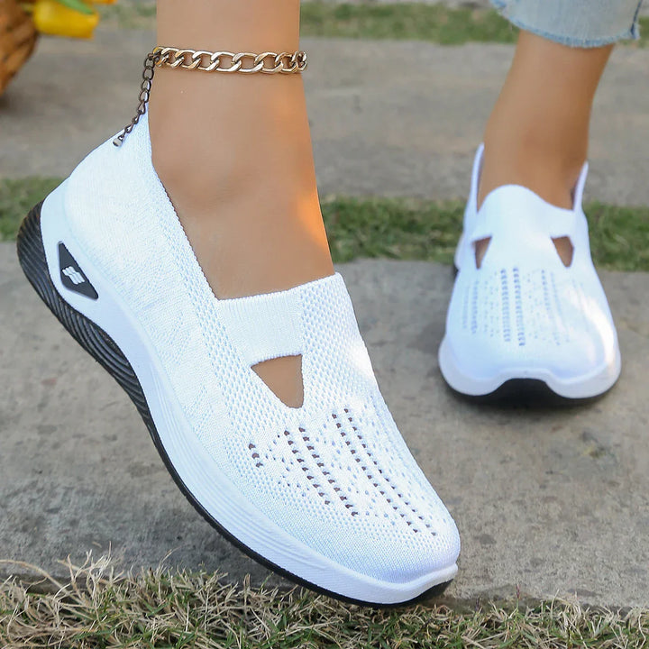 "Kvinnors lätta textilsneakers i beige. Stilren, bekväm design perfekt för alla säsonger och outfits."