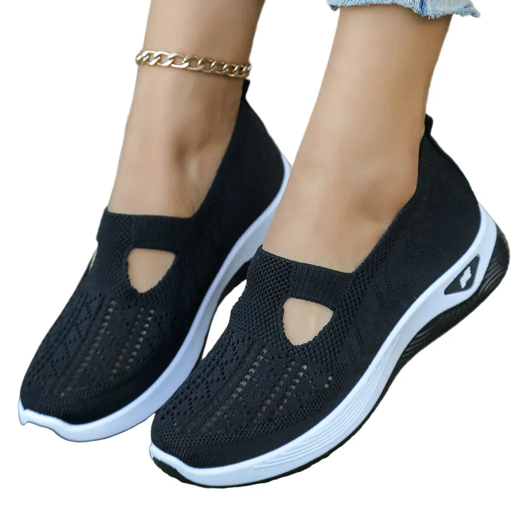 "Kvinnors lätta textilsneakers i beige. Stilren, bekväm design perfekt för alla säsonger och outfits."