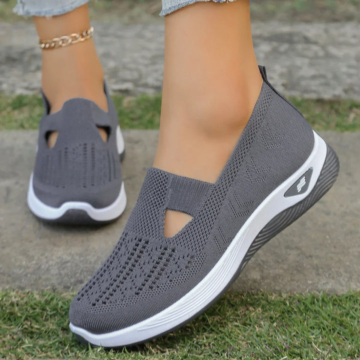 "Kvinnors lätta textilsneakers i beige. Stilren, bekväm design perfekt för alla säsonger och outfits."