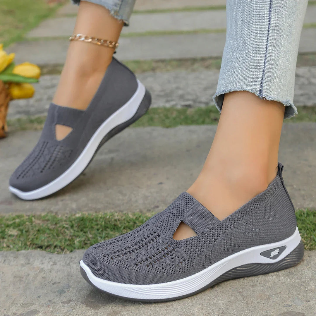 "Kvinnors lätta textilsneakers i beige. Stilren, bekväm design perfekt för alla säsonger och outfits."