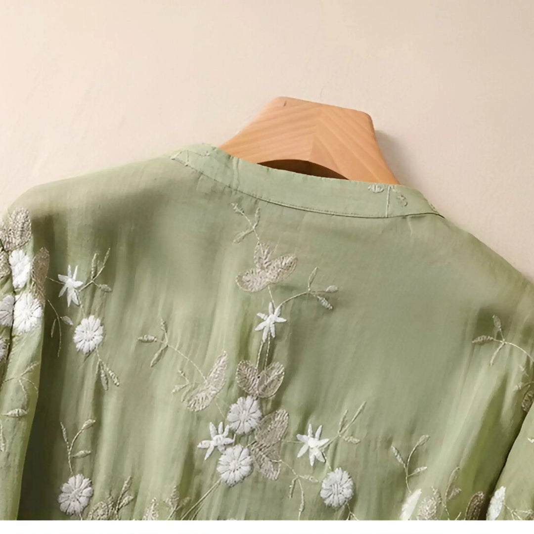 "Kvinnors lättviktsblus i mjuka nyanser med spetsdetaljer, perfekt för elegant vår- och sommarmode."