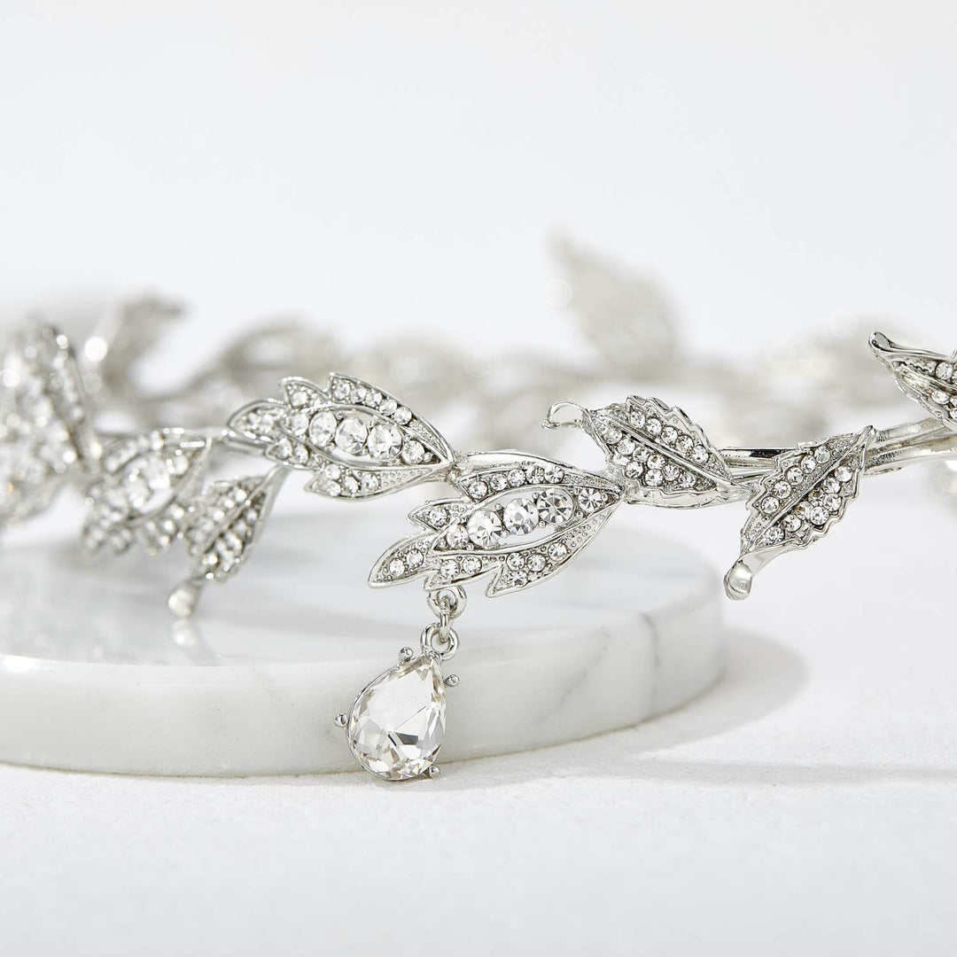 "Kvinnors lyxdiadem i kristall, silverpläterad kronform med strass, justerbar passform för bröllop och festligheter."