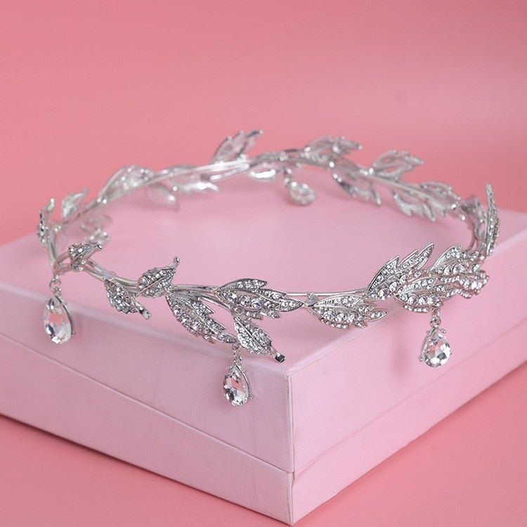 "Kvinnors lyxdiadem i kristall, silverpläterad kronform med strass, justerbar passform för bröllop och festligheter."