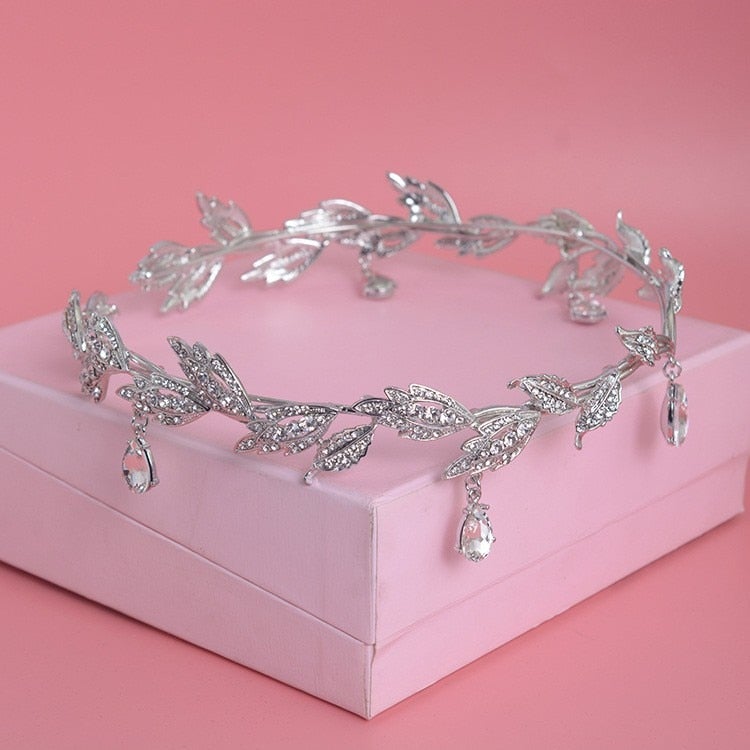 "Kvinnors lyxdiadem i kristall, silverpläterad kronform med strass, justerbar passform för bröllop och festligheter."