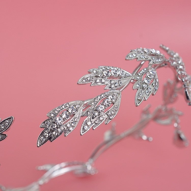 "Kvinnors lyxdiadem i kristall, silverpläterad kronform med strass, justerbar passform för bröllop och festligheter."