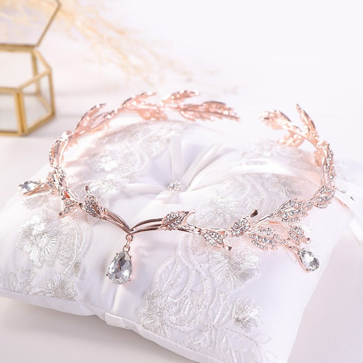 "Kvinnors lyxdiadem i kristall, silverpläterad kronform med strass, justerbar passform för bröllop och festligheter."