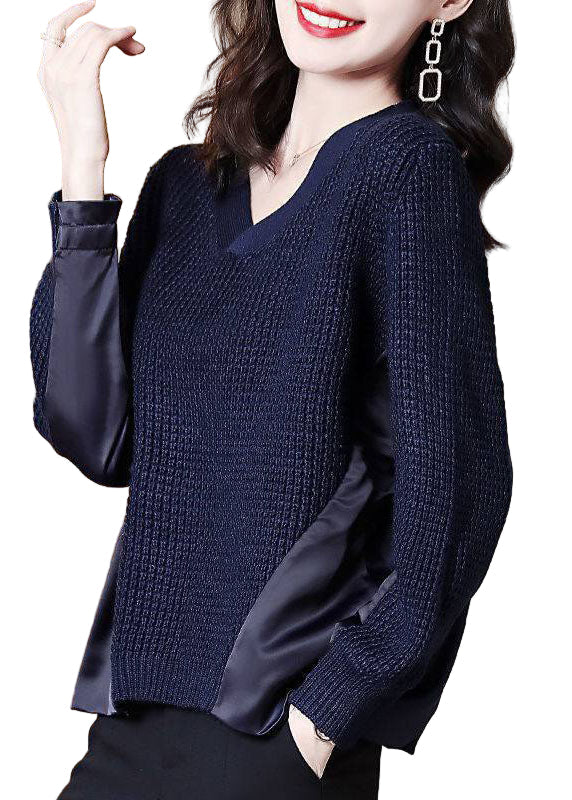 "Kvinnors marinblå asymmetrisk pullover i patchwork, elegant design med unik visuell stil för kalla dagar."