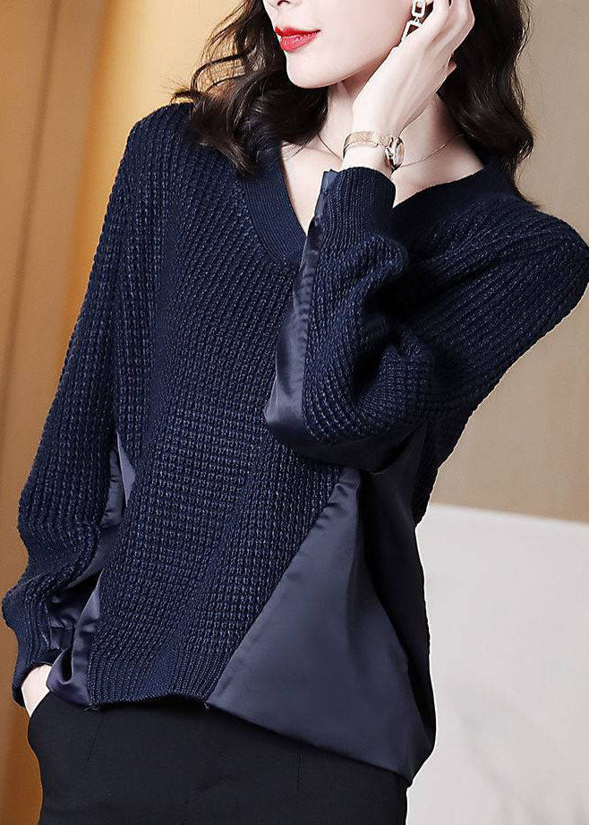 "Kvinnors marinblå asymmetrisk pullover i patchwork, elegant design med unik visuell stil för kalla dagar."