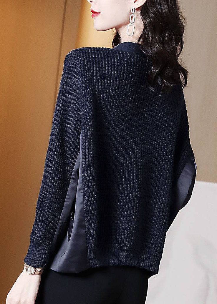 "Kvinnors marinblå asymmetrisk pullover i patchwork, elegant design med unik visuell stil för kalla dagar."