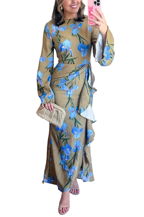 "Kvinnors maxiklänning med livfullt blommigt mönster, klockärmar och lårhög slits, elegant och modern stil."