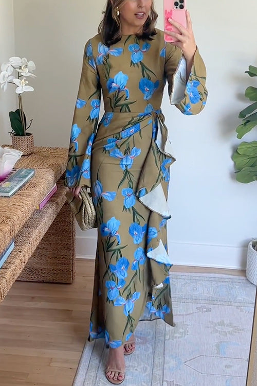 "Kvinnors maxiklänning med livfullt blommigt mönster, klockärmar och lårhög slits, elegant och modern stil."