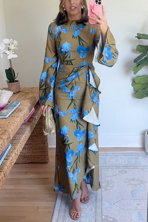 "Kvinnors maxiklänning med livfullt blommigt mönster, klockärmar och lårhög slits, elegant och modern stil."