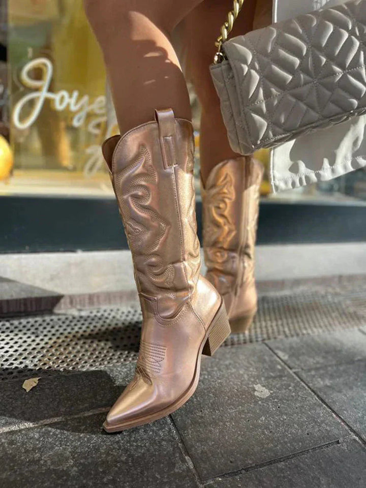 "Kvinnors metallic cowboystövlar i guld, rosa, silver med glänsande finish, perfekt för både eleganta och avslappnade stilar.