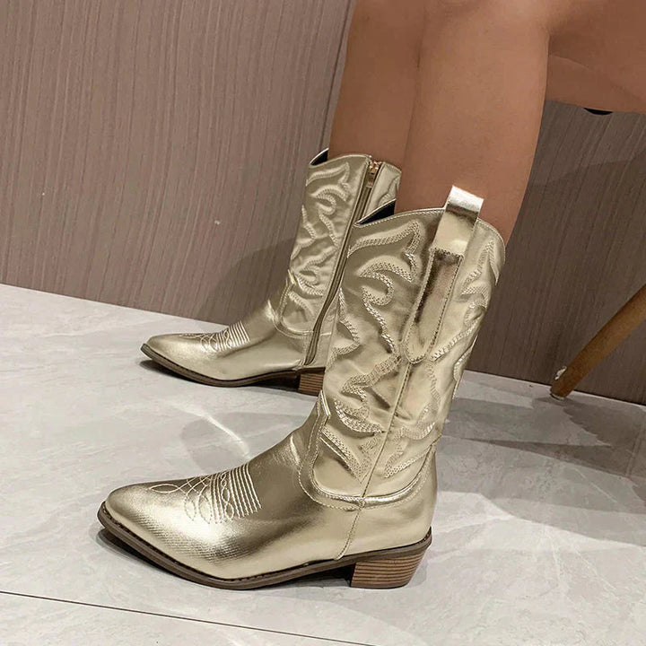 "Kvinnors metallic cowboystövlar i guld, rosa, silver med glänsande finish, perfekt för både eleganta och avslappnade stilar.
