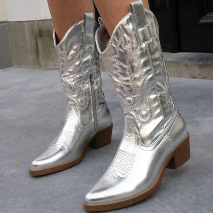 "Kvinnors metallic cowboystövlar i guld, rosa, silver med glänsande finish, perfekt för både eleganta och avslappnade stilar.