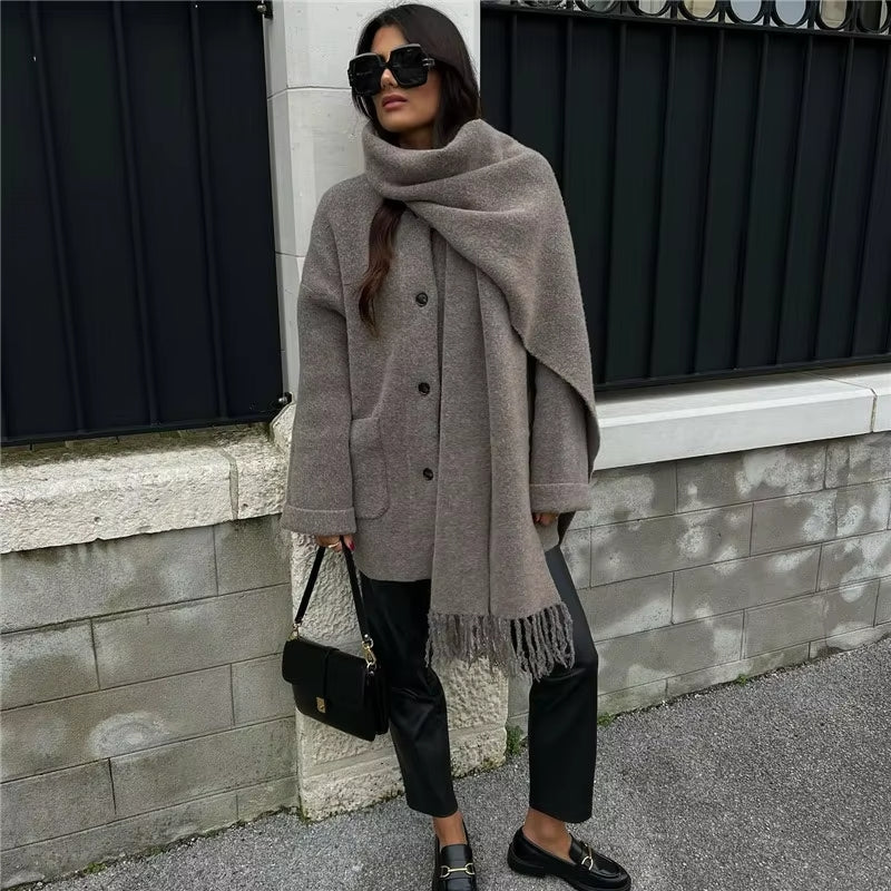 "Kvinnors modern kappa med integrerad sjal, neutral färg och elegant skärning, framsida vy."