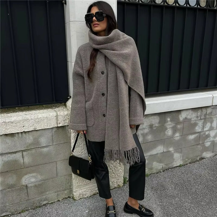 "Kvinnors modern kappa med integrerad sjal, neutral färg och elegant skärning, framsida vy."