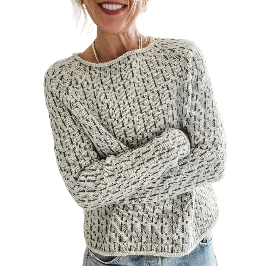 "Kvinnors modern stickad hösttröja i mjukt material med stilren design och välsittande snitt för komfort och elegans."