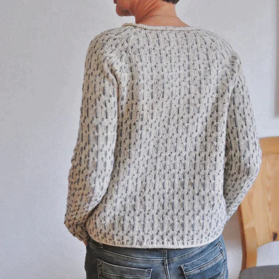 "Kvinnors modern stickad hösttröja i mjukt material med stilren design och välsittande snitt för komfort och elegans."