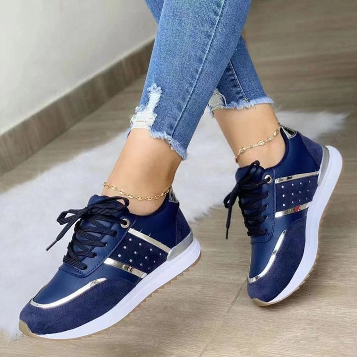 "Kvinnors moderna sneakers med beige PU-finish, elegant design, perfekta för alla säsonger och dagligt bruk."