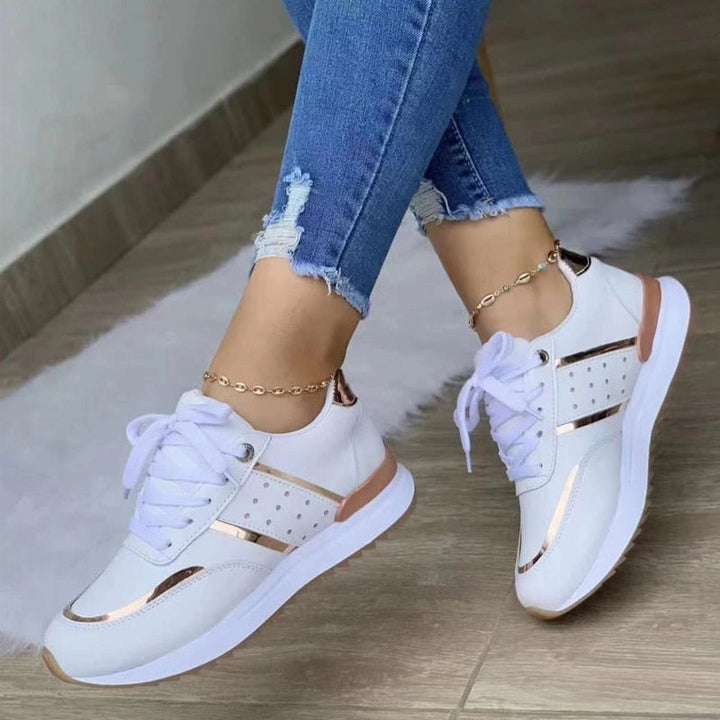 "Kvinnors moderna sneakers med beige PU-finish, elegant design, perfekta för alla säsonger och dagligt bruk."
