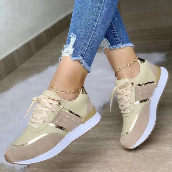 "Kvinnors moderna sneakers med beige PU-finish, elegant design, perfekta för alla säsonger och dagligt bruk."